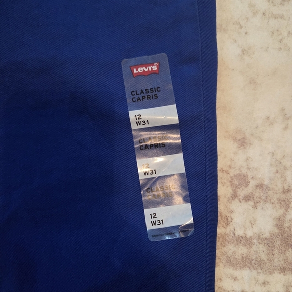 NWT Levi's Classic Capris in Deep Blue - Picture 2 of 7